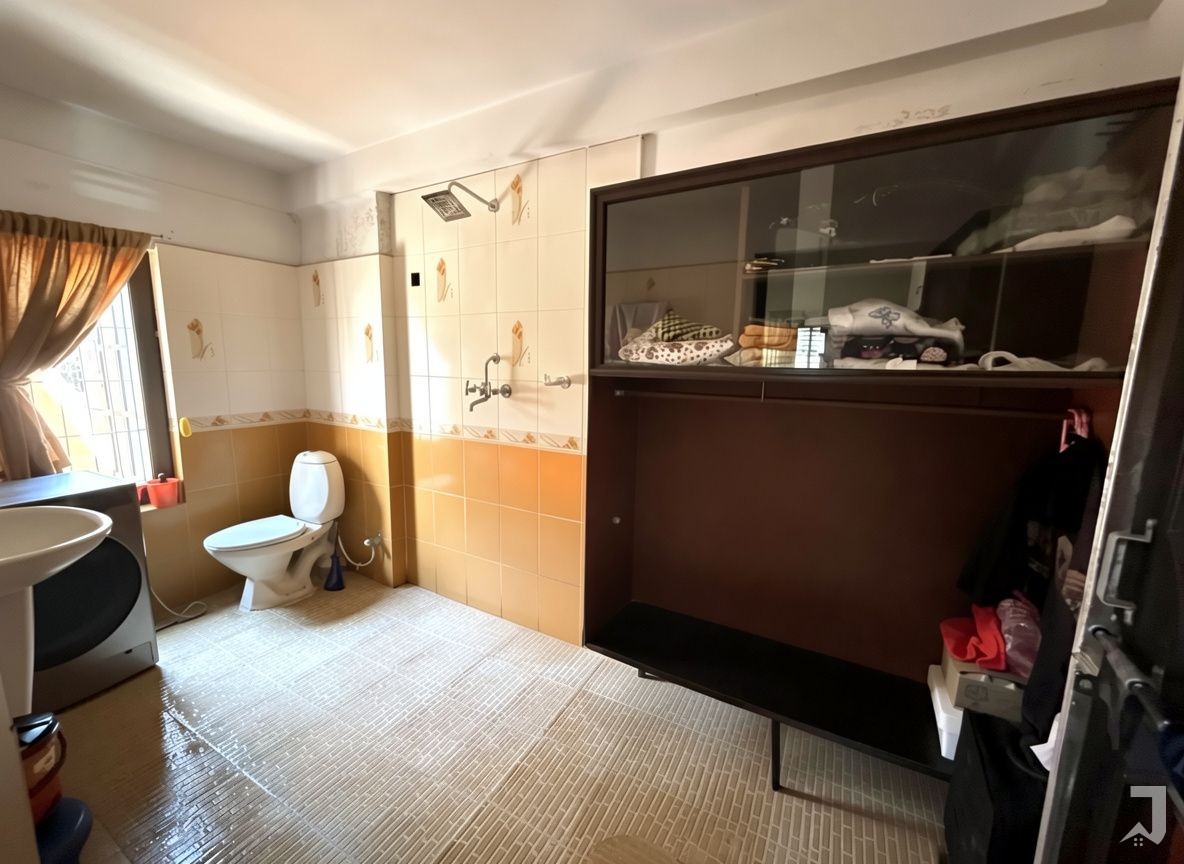 4 Anna Best House on sale